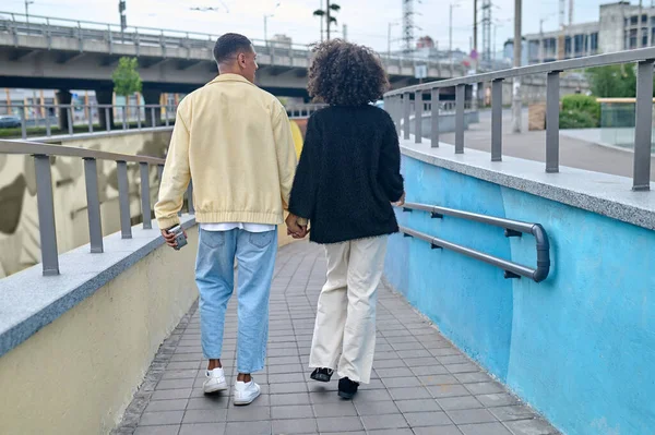Vista trasera chico y chica caminando de la mano — Foto de Stock