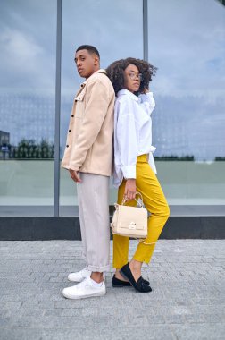 Erkek ve kız sırt sırta