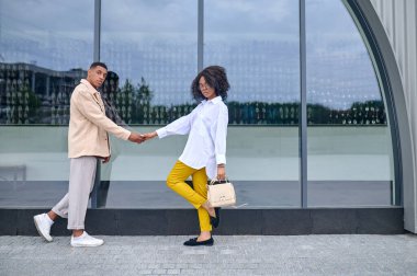 Kız ve erkek el ele tutuşuyorlar.