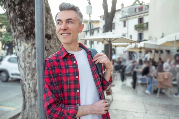 Auf Der Straße Lächelnder Mann Karierten Hemd Auf Der Straße — Stockfoto