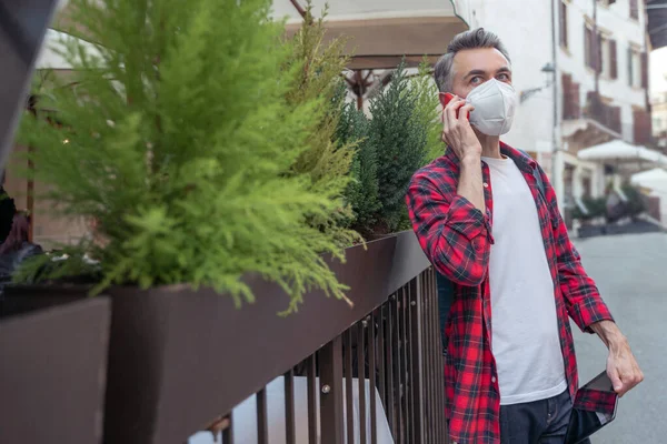 Una Llamada Hombre Con Máscara Protectora Hablando Por Teléfono Calle — Foto de Stock