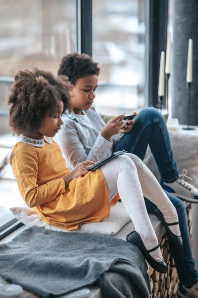Internet Dos Niños Pasan Tiempo Línea Usando Sus Dispositivos —  Fotos de Stock
