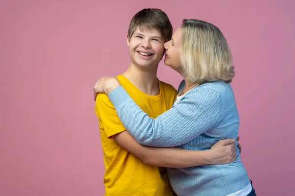 Comunicação Amigável Mulher Meia Idade Abraçando Filho Alegre Com Síndrome — Fotografia de Stock