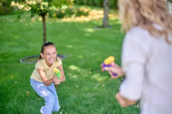 Ocio Mamá Hija Jugando Parque Luciendo Felices — Foto de Stock