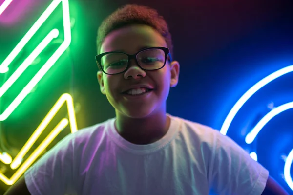 Potret Seorang Remaja Afrika Amerika Yang Ceria Dengan Kacamata Modis — Stok Foto