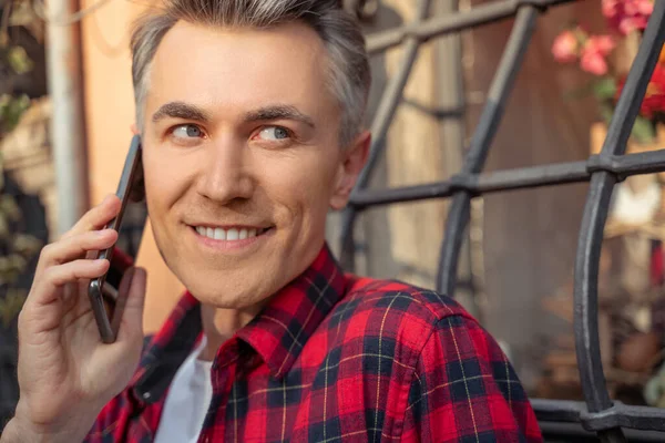 Bir Çağrı Üzerine Ekose Gömlekli Bir Adam Telefonda Konuşuyor — Stok fotoğraf