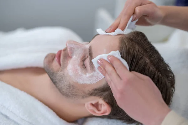 Rimozione Maschera Cosmetologo Rimuovere Maschera Facciale Dal Viso Dei Clienti — Foto Stock