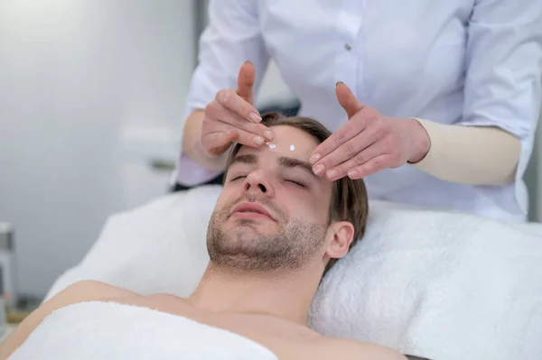 Massage Visage Jeune Homme Ayant Massage Visage Dans Salon Spa — Photo