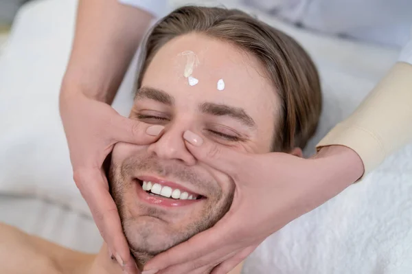Massagem Facial Jovem Tendo Massagem Facial Salão Spa — Fotografia de Stock