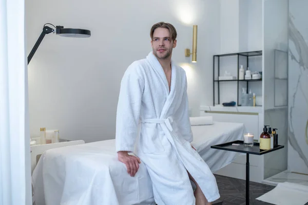 Gesundheitswesen Ein Junger Mann Weißen Gewand Einem Wellness Salon — Stockfoto