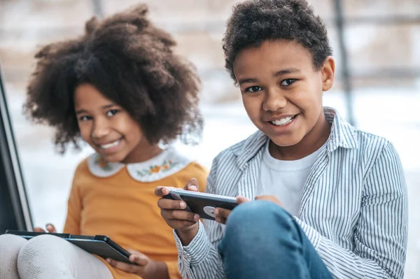 Interneten Két Gyerek Interneten Tölti Idejét Eszközeivel — Stock Fotó