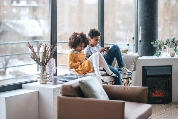 Interneten Két Gyerek Interneten Tölti Idejét Eszközeivel — Stock Fotó