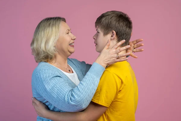 Radostný Okamžik Syn Downovým Syndromem Objímání Při Pohledu Radostnou Maminku — Stock fotografie