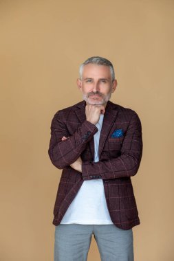 Yeni fikirler. Ceketli sakallı bir adam ciddi ve düşünceli görünüyor.