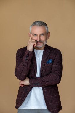 Yeni fikirler. Ceketli sakallı bir adam ciddi ve düşünceli görünüyor.