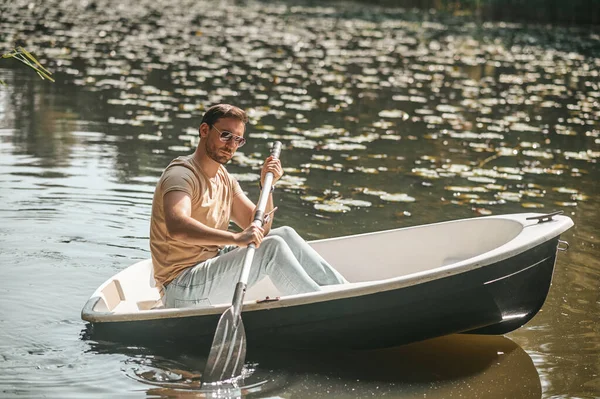 Ernstig Gefocuste Donkerharige Man Een Zonnebril Alleen Zittend Boot Roeiend — Stockfoto