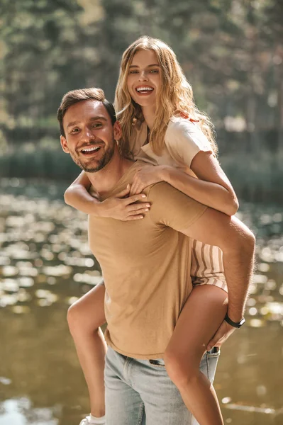 Sorridente Forte Energico Maschio Romantico Portando Una Giovane Donna Bionda — Foto Stock