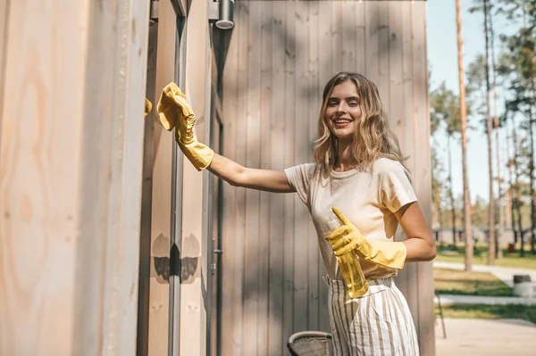 Sonriente Linda Dama Alegre Guantes Goma Limpiando Ventana Con Paño — Foto de Stock