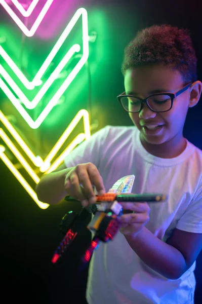 Adolescente Focado Óculos Brincando Com Seu Helicóptero Brinquedo Uma Sala — Fotografia de Stock