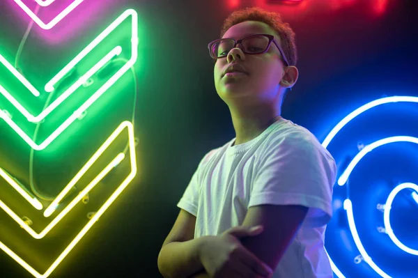 Gözlüklü Şirin Bir Gencin Belden Yukarı Portresi Neon Işıklarla Dolu — Stok fotoğraf