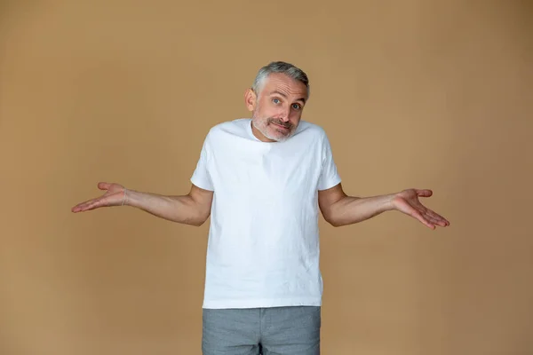 Confusão Homem Tsirt Branco Que Parece Incerto Confuso — Fotografia de Stock