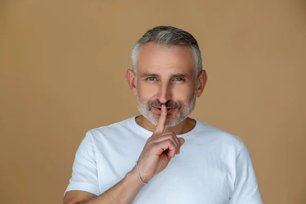 Mantén Secreto Hombre Pelo Gris Mediana Edad Mostrando Signo Silencio —  Fotos de Stock