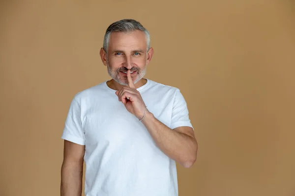 Mantén Secreto Hombre Pelo Gris Mediana Edad Mostrando Signo Silencio —  Fotos de Stock