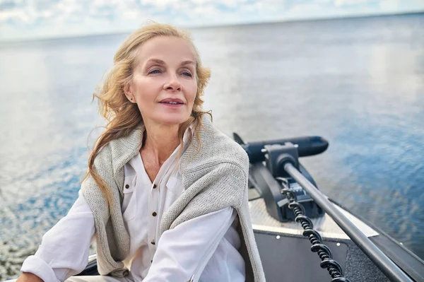 Viaje Barco Una Mujer Rubia Madura Ropa Blanca Sentada Barco —  Fotos de Stock