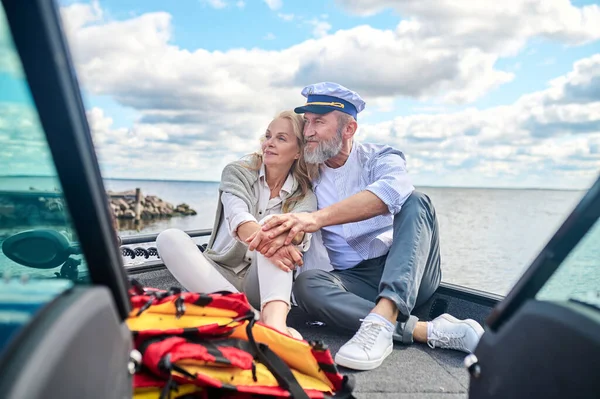 Momentos Románticos Una Feliz Pareja Madura Sentada Barco Abrazándose —  Fotos de Stock