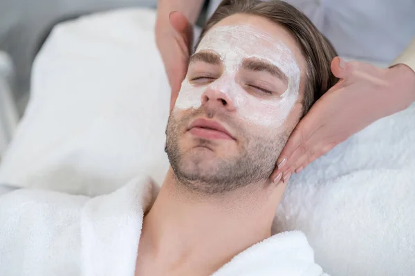 Massagem Pescoço Jovem Com Máscara Rosto Com Massagem Pescoço — Fotografia de Stock