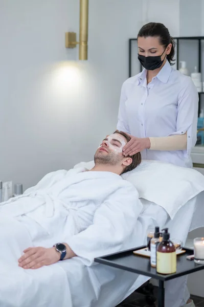 Massaggio Collo Giovane Uomo Con Maschera Sul Viso Con Massaggio — Foto Stock