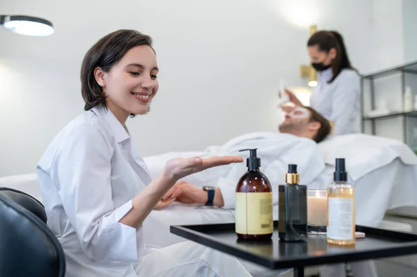 Salon Spa Kosmetolog Pracujący Klientem Salonie Spa — Zdjęcie stockowe