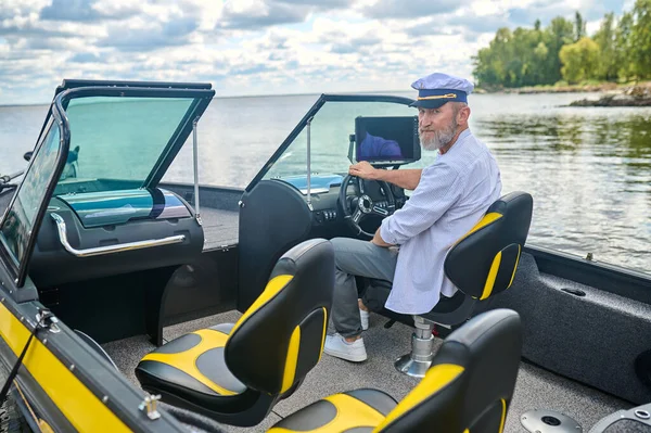 Prêt Appareiller Homme Avec Une Casquette Capitaine Préparant Bateau — Photo