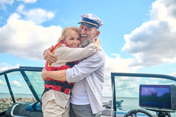 Romantis Seorang Pria Dan Seorang Wanita Berdiri Atas Perahu Dan — Stok Foto