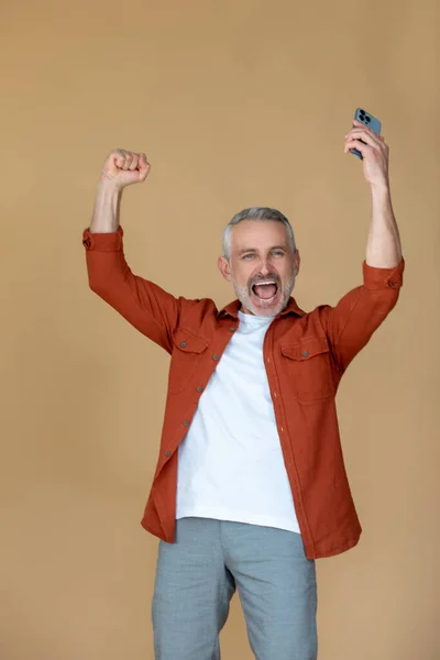 Emoção Homem Levantando Mãos Para Cima Olhando Animado — Fotografia de Stock