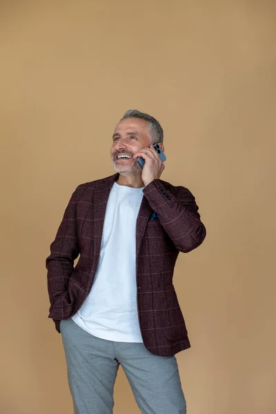 Llamada Telefónica Hombre Con Una Chaqueta Hablando Por Teléfono Mirando —  Fotos de Stock