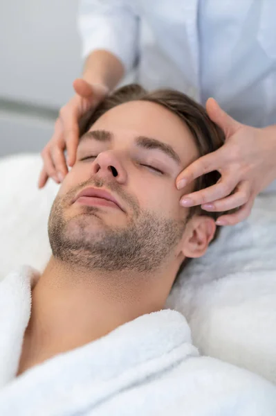Massage Visage Jeune Homme Ayant Massage Visage Dans Salon Beauté — Photo