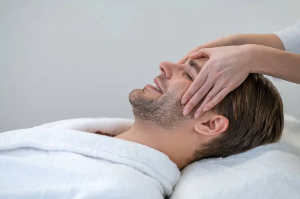 Massaggio Viso Primo Piano Uomo Che Massaggio Facciale — Foto Stock