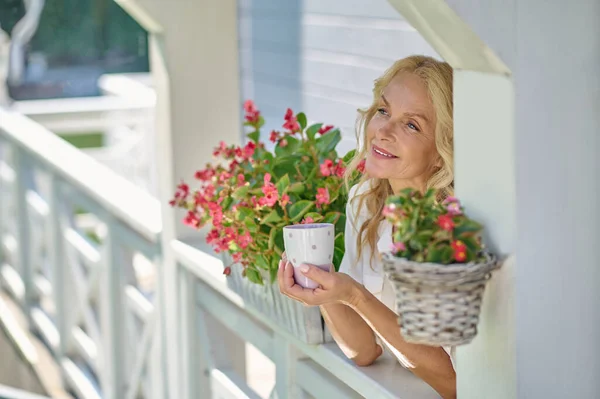 Een Dromerige Vrouw Een Blonde Vrouw Die Naast Bloemen Staat — Stockfoto