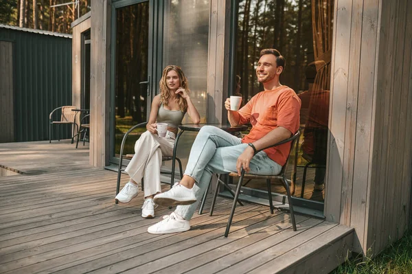 Sorrindo Alegre Homem Sua Bela Companheira Feminina Sentados Juntos Mesa — Fotografia de Stock