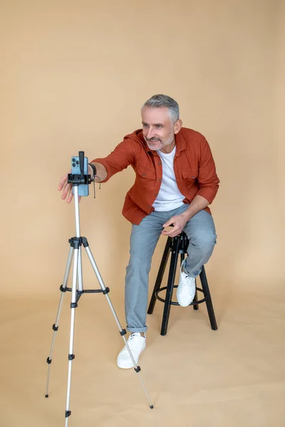 Selfie Ein Mann Roter Jacke Sitzt Auf Einem Hocker Einem — Stockfoto