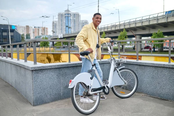 Yürü Hadi Koyu Tenli Stil Sahibi Bisikletli Adam Güzel Bir — Stok fotoğraf
