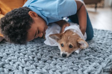 Yıkandıktan sonra köpek yavrusu. Çocuklar yıkandıktan sonra köpeği havluyla kurutuyorlar.