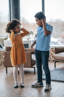 Eğleniyorum. Kardeşler birlikte eğleniyor ve dans ediyor.