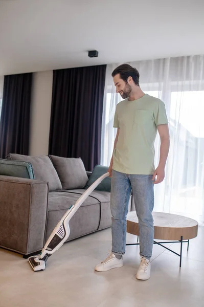 Thuis Routines Vrolijke Jonge Man Met Baard Draait Hoofd Aan — Stockfoto