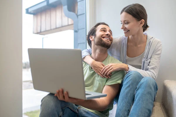 Momento Migliore Giovane Bella Donna Abbracciare Uomo Barbuto Con Computer — Foto Stock