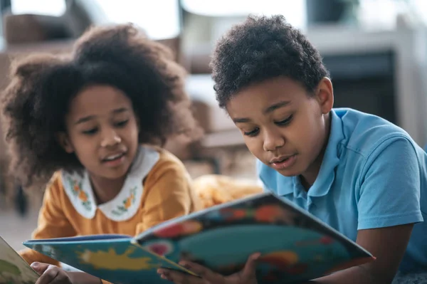 Läser Två Barn Som Ligger Golvet Och Läser Bok — Stockfoto