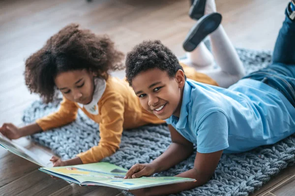Lesen Zwei Kinder Liegen Auf Dem Boden Und Lesen Ein — Stockfoto