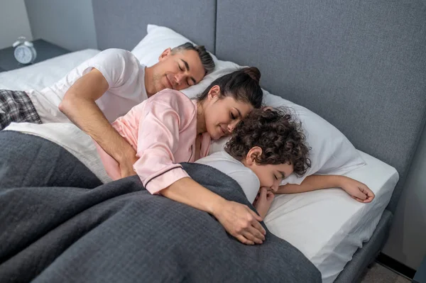 Tidur Bersama Keluarga Yang Lucu Tidur Bersama Satu Tempat Tidur — Stok Foto