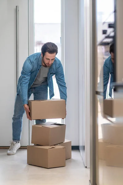 Scatole Pieghevoli Uomo Piedi Con Schiena Alla Porta Appartamento Piegandosi — Foto Stock